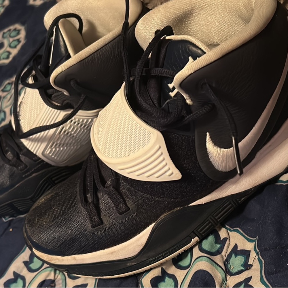 Nike kyrie 6 men’s size 8. Have been worn but taken care of. Comes with box.